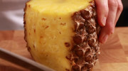 Ananas schillen en snijden