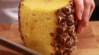 Ananas schillen en snijden