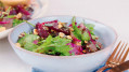 Salade met geroosterde bieten, balsamico en hazelnoten