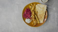 Knolselderij ‘shoarma’ met platbrood en bietensalade