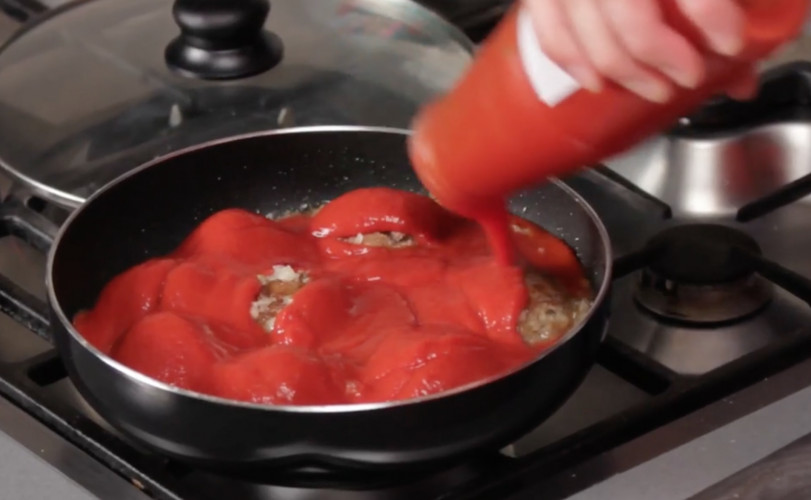 Gehaktballetjes in tomatensaus maken