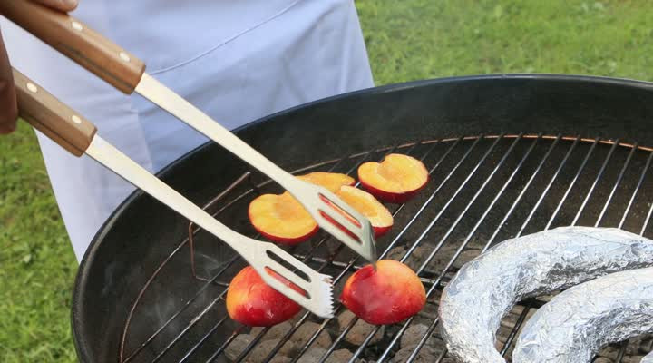 Nectarines grillen op de barbecue