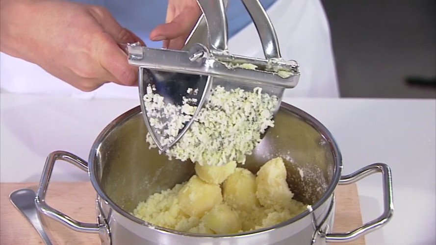 Zuurkoolstamppot met rookworst croutons stap 6