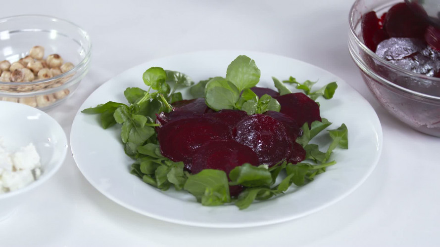 Bietensalade met geitenkaas en hazelnoten