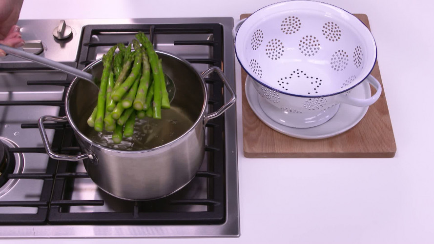 Eggs benedict stap 1