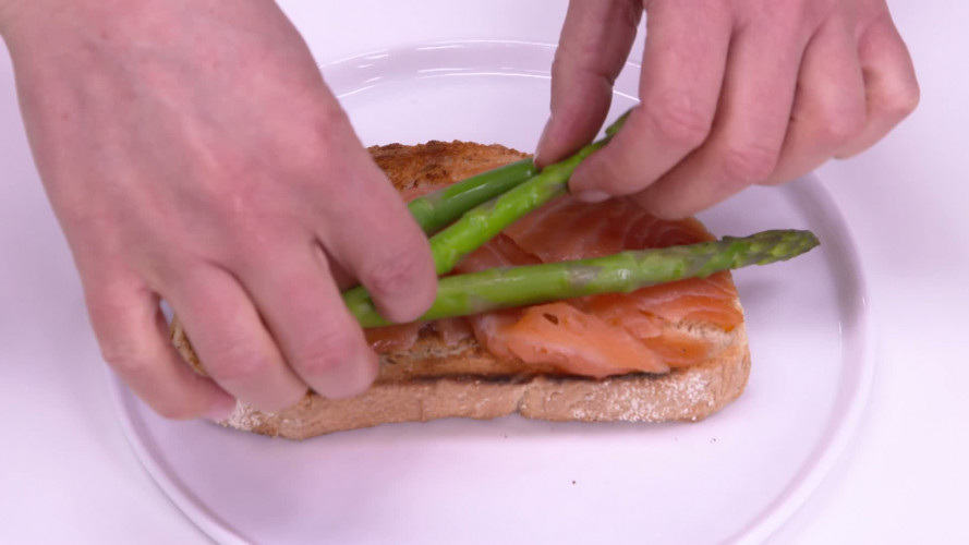 Eggs benedict stap 7