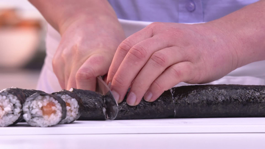 Zalmrol (nori maki) stap 11