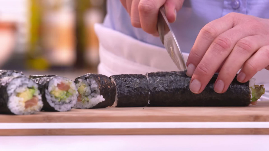 Sushirol met zalm en avocado stap 12