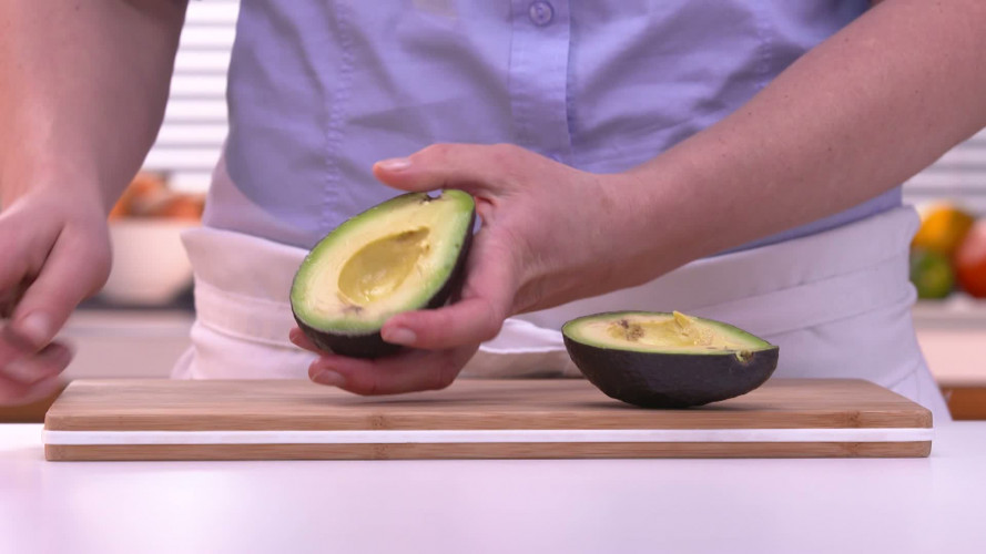 Sushirol met zalm en avocado stap 9