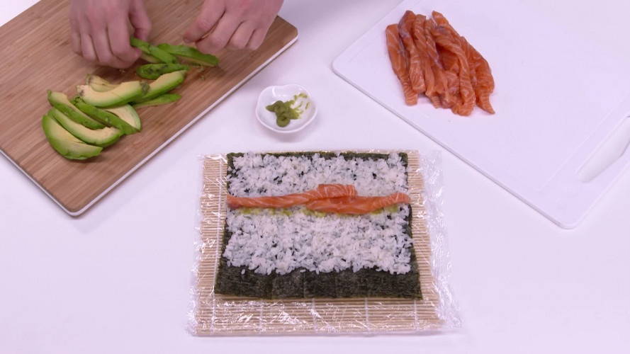 Sushirol met zalm en avocado stap 11