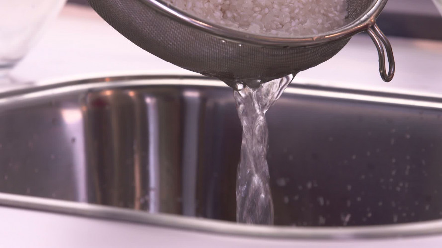 Sushirol met zalm en avocado stap 1