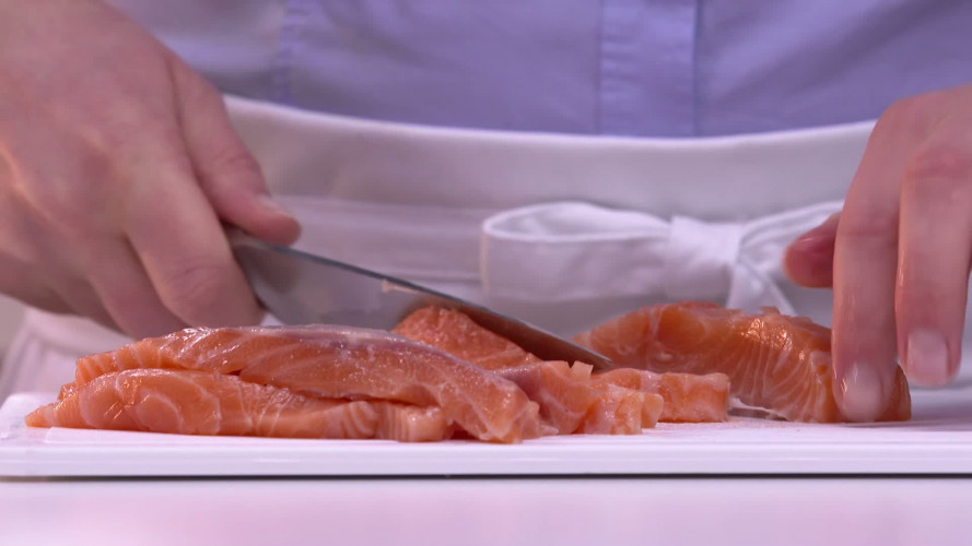Sushirol met zalm en avocado stap 8
