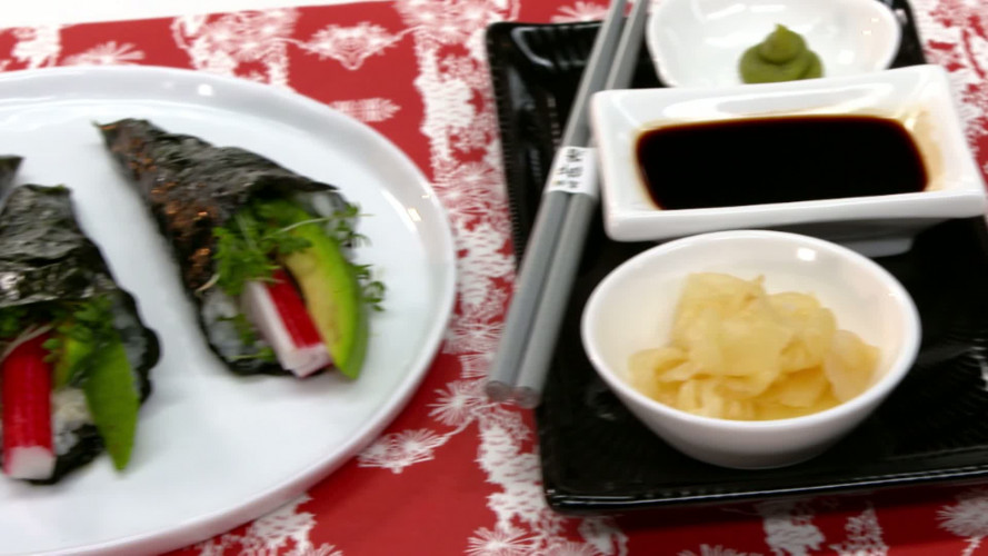 Temaki sushi (handgerolde sushi) stap 13