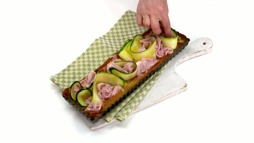 Courgettetaart met geitenkaas, beenham en doperwten stap 08.mp4