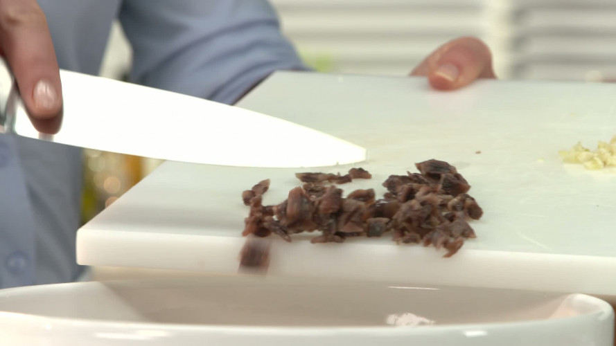 Antonio Carluccio's gevulde tomaten uit de oven R1038702 stap 05.mp4