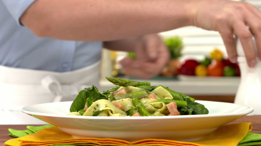 Pasta met zalm, spinazie en asperges stap 05.mp4