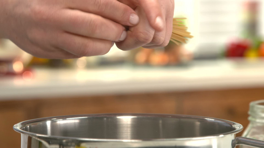 Antonio Carluccio's pasta en doperwten R1042512 stap 01.mp4