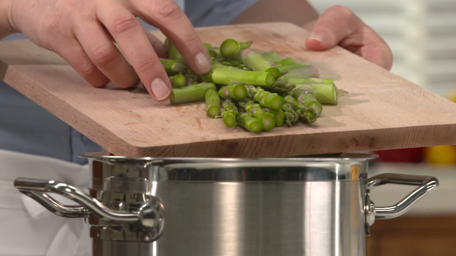 Pasta met zalm, spinazie en asperges stap 01.mp4