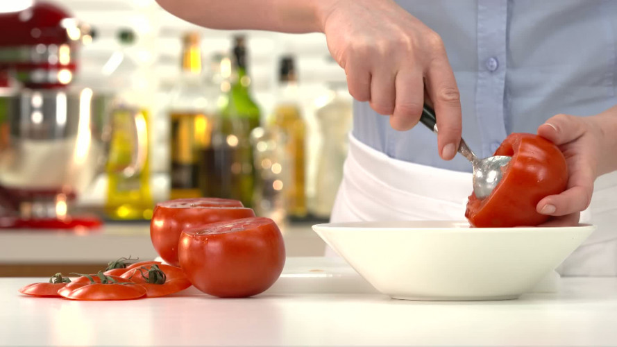 Antonio Carluccio's gevulde tomaten uit de oven R1038702 stap 04.mp4