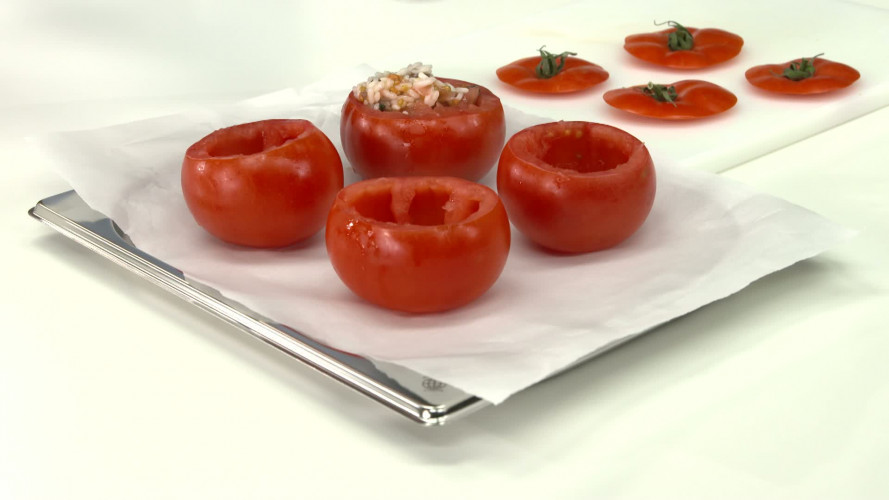 Antonio Carluccio's gevulde tomaten uit de oven R1038702 stap 06.mp4