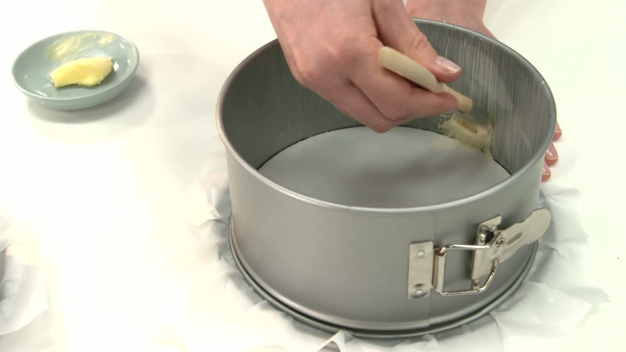 Delia Smith's geglazuurde laagjestaart met lemon curd stap 02.mp4