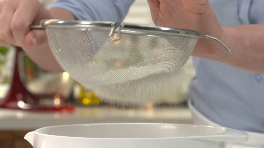 Delia Smith's geglazuurde laagjestaart met lemon curd stap 03.mp4