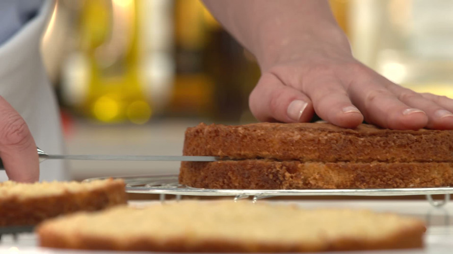 Delia Smith's geglazuurde laagjestaart met lemon curd stap 12.mp4