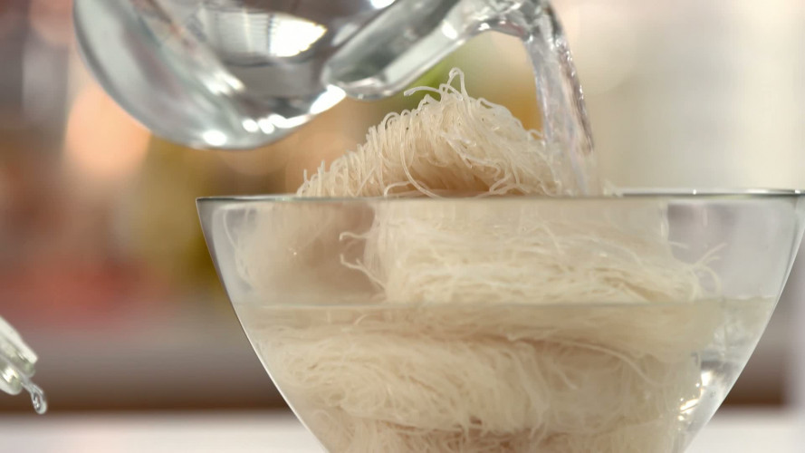 Mihoen met surimi en broccoli stap 04.mp4