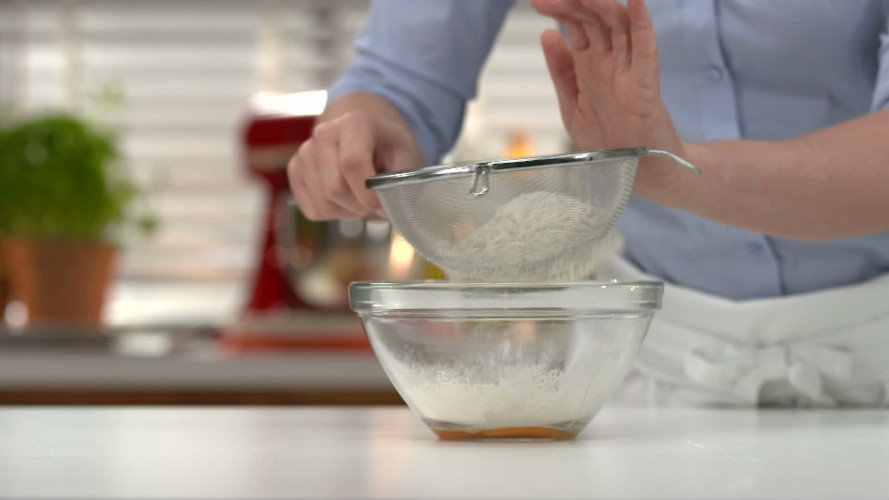 Ontbijtpannekoekjes met blauwe bessen AH04 stap 02.mp4