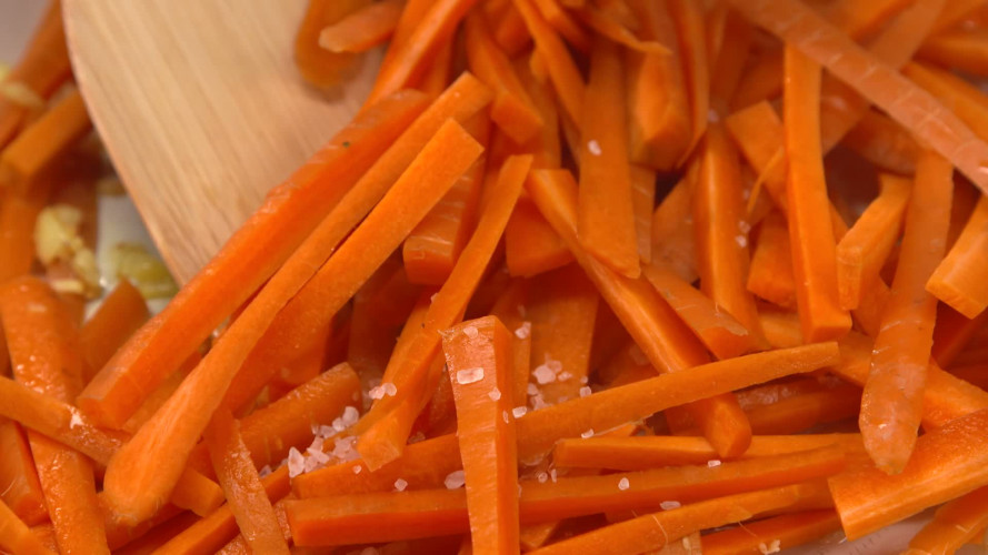 Gwyneth Paltrowss wortel met zwart sesamzaad R986092 stap 03.mp4