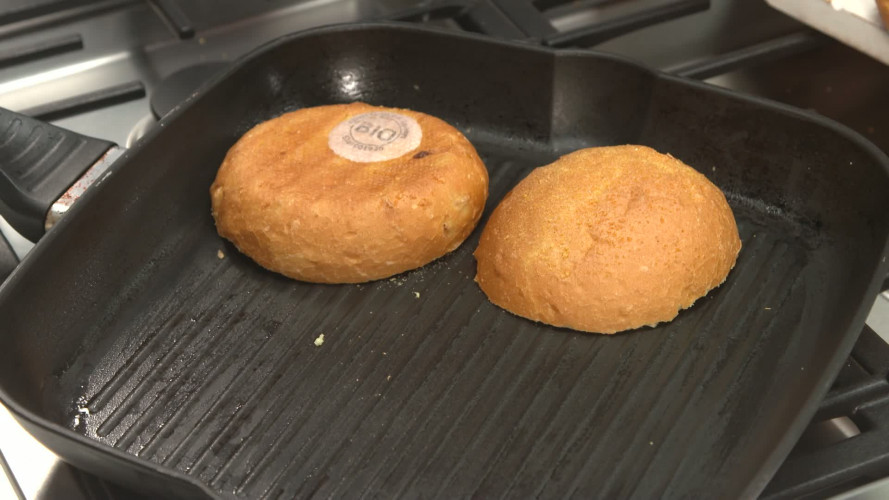 Ontbijtburger met spek en avocado stap 04.mp4