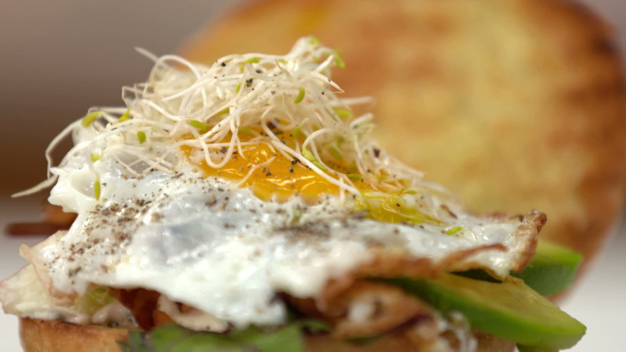 Ontbijtburger met spek en avocado stap 06.mp4