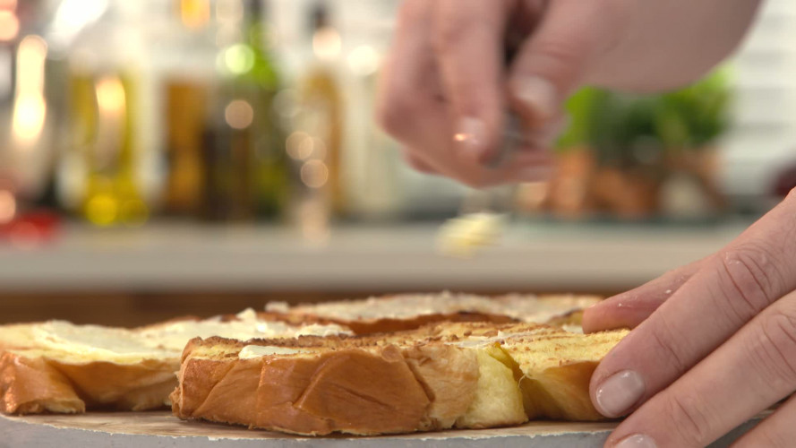 Brioche met gepocheerd ei R621088 stap 10.mp4