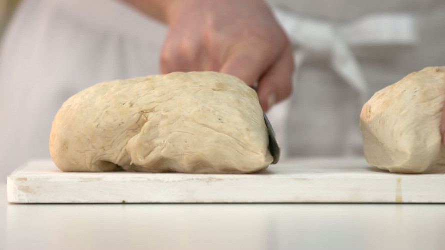 Broodegeltjes met sesam of kaas R502256 stap 02.mp4