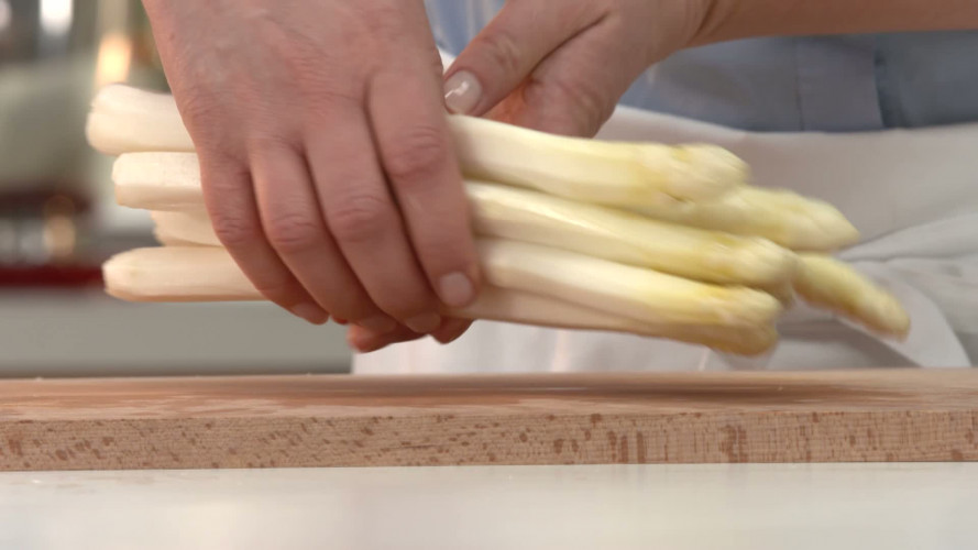 Tompouce met zalm en asperges R719772 stap 02.mp4