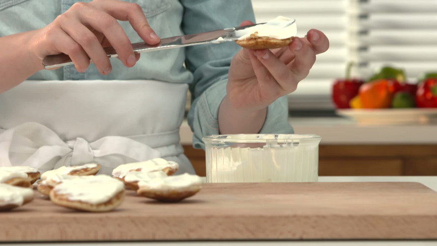 Koningstoren met poffertjes en aardbeien stap 02.mp4