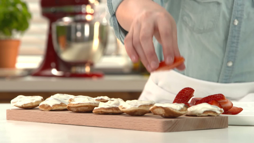 Koningstoren met poffertjes en aardbeien stap 03.mp4