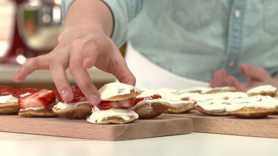 Koningstoren met poffertjes en aardbeien stap 04.mp4