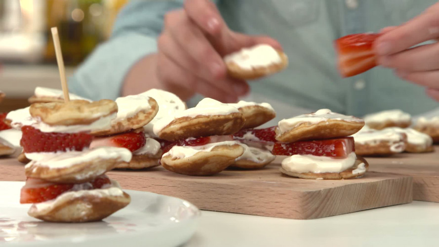 Koningstoren met poffertjes en aardbeien stap 05.mp4
