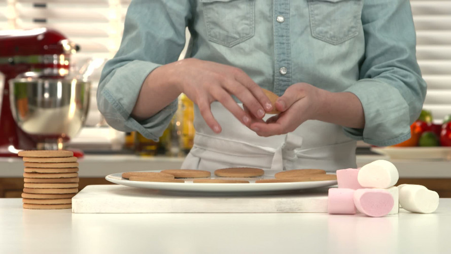 Marshmallowkoekjes met chocolade en hagelpret stap 01.mp4