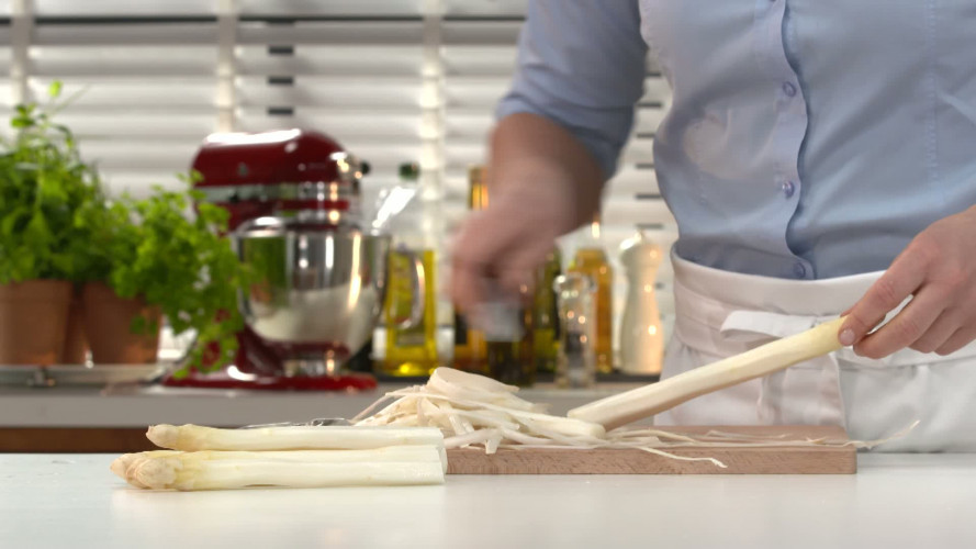 Asperges met beenham en bieslooksaus R931424 stap 01.mp4