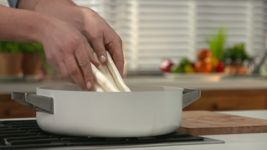 Asperges met beenham en bieslooksaus R931424 stap 02.mp4