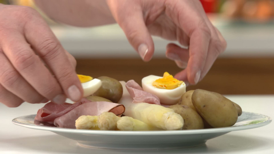 Asperges met beenham en bieslooksaus R931424 stap 05.mp4