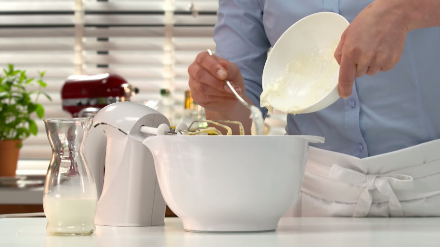 Aardbeienkwarkcake [AH05] stap 06.mp4