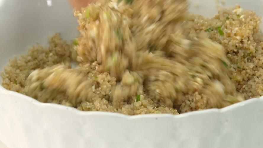 Quinoakoekjes met bloemkool en spinaziesalade [AH05] stap 05.mp4