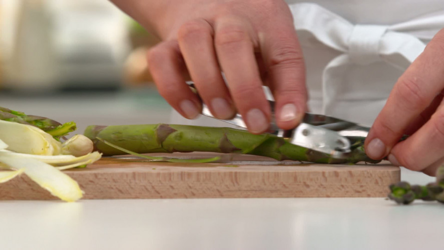 Salade van dungeschaafde witte en groene asperges [AH05] stap 02.mp4