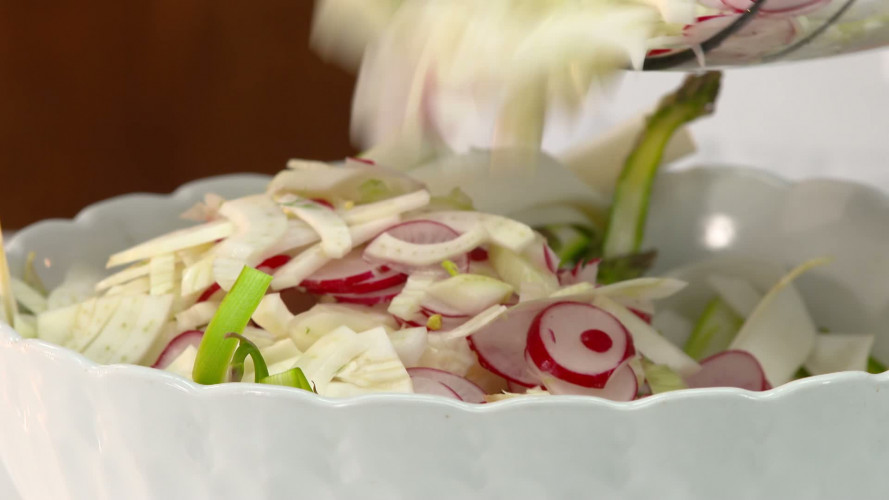 Salade van dungeschaafde witte en groene asperges