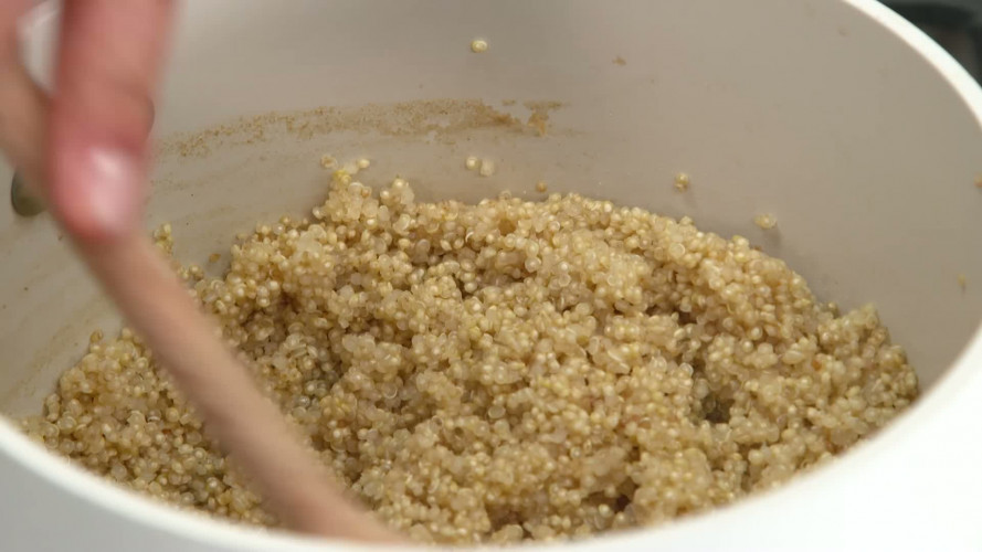 Roze Quinoa met geroosterde biet en sjalot R1021328 stap 02.mp4
