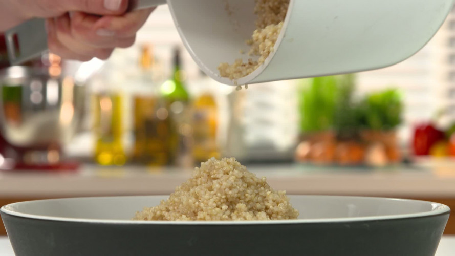 Roze Quinoa met geroosterde biet en sjalot R1021328 stap 06.mp4