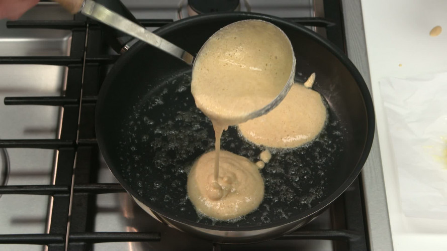 American pancakes met appel, rozijnen en honing R900958 stap 05.mp4